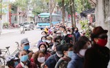 Người dân Hà Nội xếp hàng mua khẩu trang kháng khuẩn